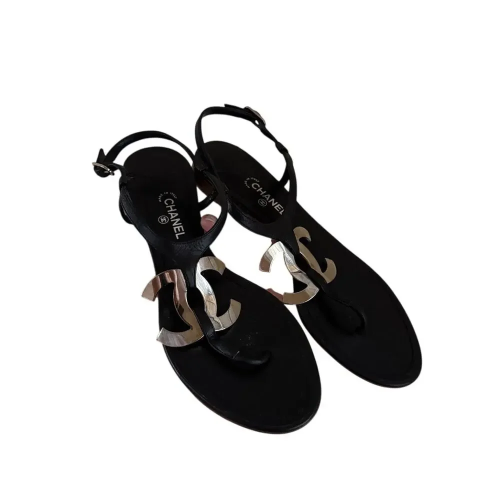 Vintage CHANEL black leather Thong sandals with Large CC metal logo sz 8.5